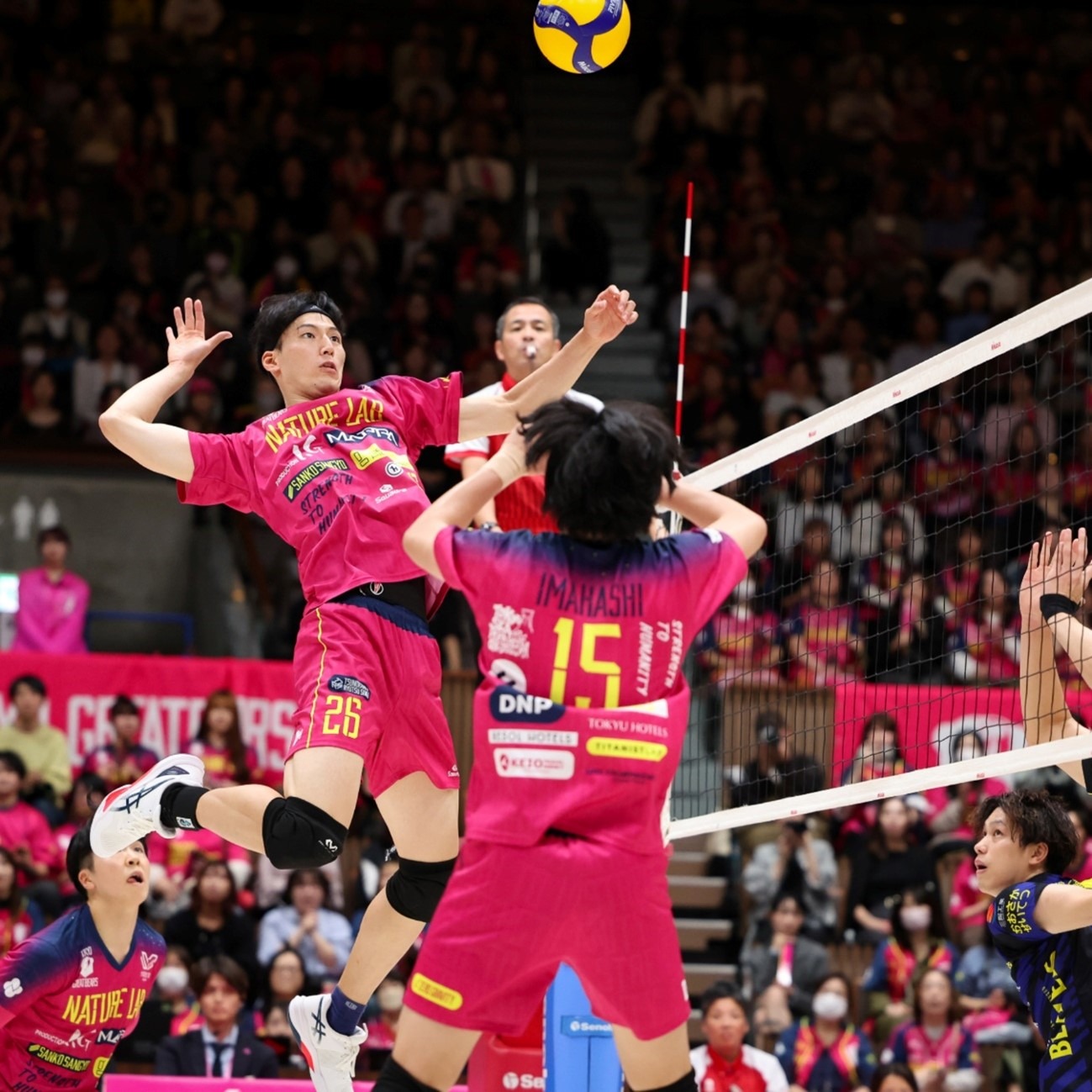 中投绝杀！布克突破炸球横移 迎着大洛急停中距离命中 一剑封喉